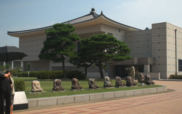Image issue du film And the Moon Sets over the Temple That Was